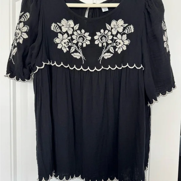 Old Navy Black Blouse with White Floral Embroidery - Picture 1 of 6